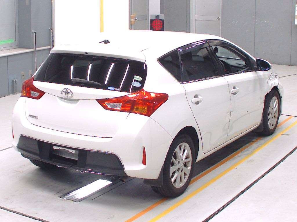 2012 Toyota Auris NZE181H[1]