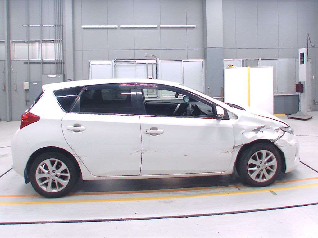 2012 Toyota Auris NZE181H[2]