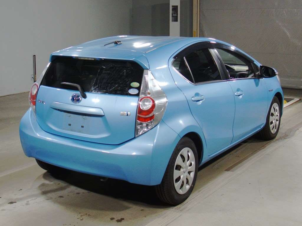 2013 Toyota Aqua NHP10[1]