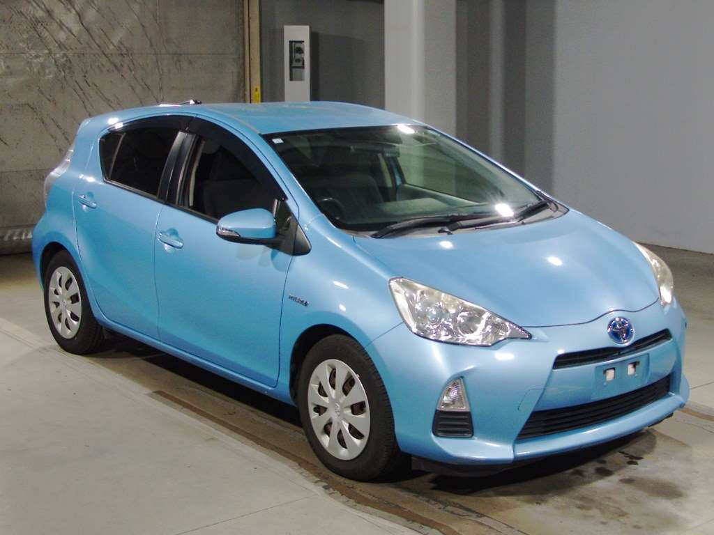 2013 Toyota Aqua NHP10[2]