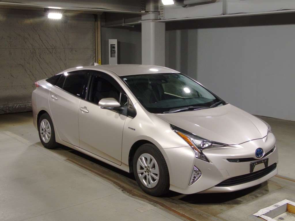 2017 Toyota Prius ZVW50[2]