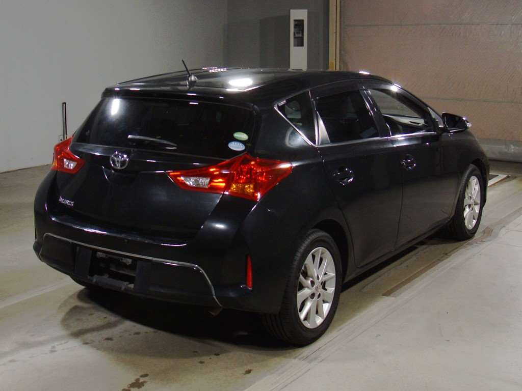 2014 Toyota Auris NZE181H[1]