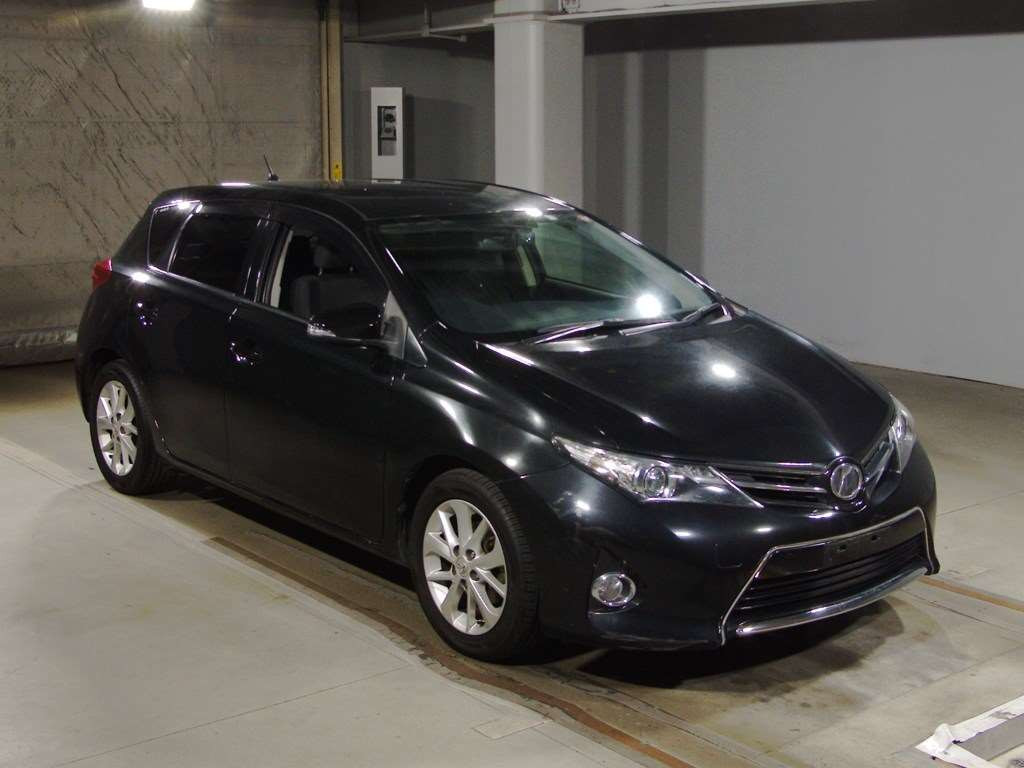 2014 Toyota Auris NZE181H[2]