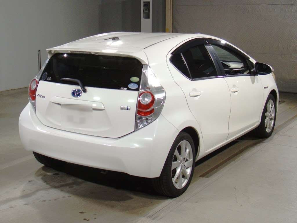 2012 Toyota Aqua NHP10[1]