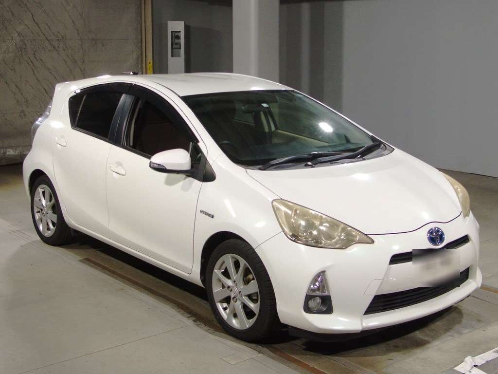 2012 Toyota Aqua NHP10[2]