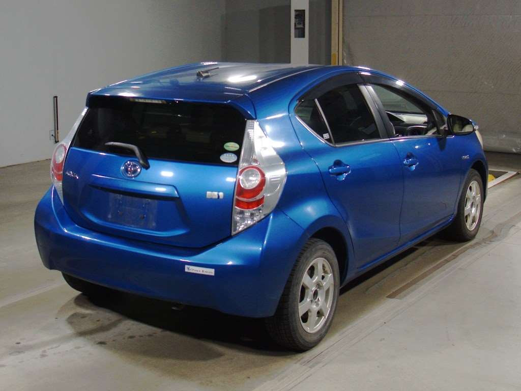 2013 Toyota Aqua NHP10[1]