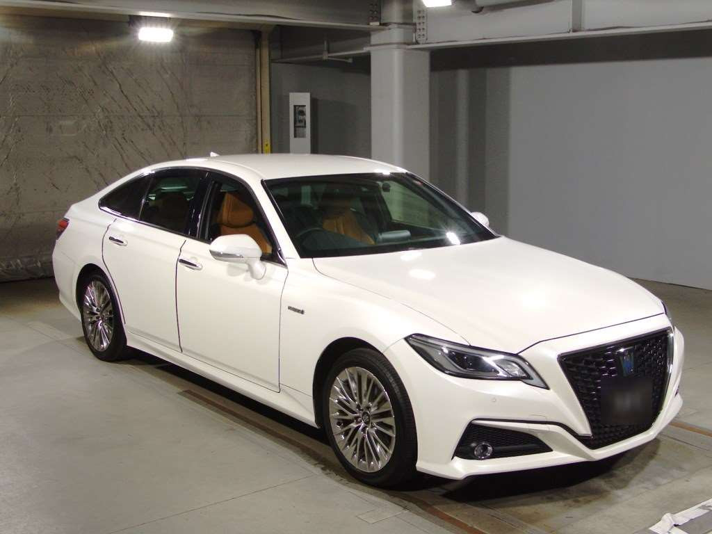 2019 Toyota Crown Hybrid AZSH20[2]