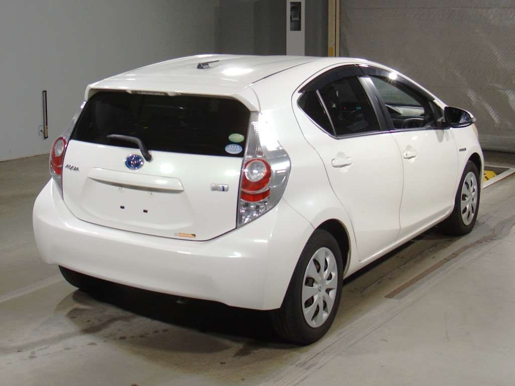 2013 Toyota Aqua NHP10[1]