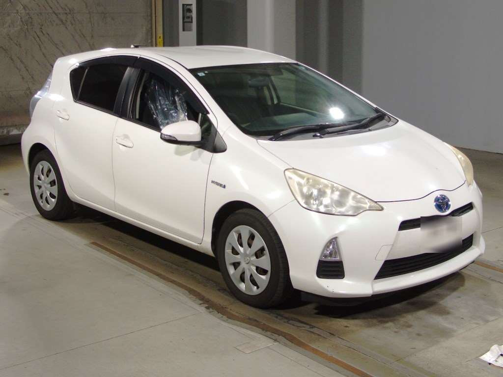 2013 Toyota Aqua NHP10[2]