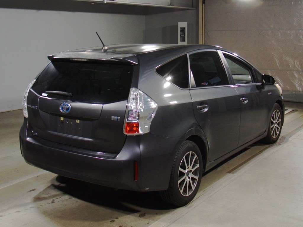 2011 Toyota Prius alpha ZVW41W[1]