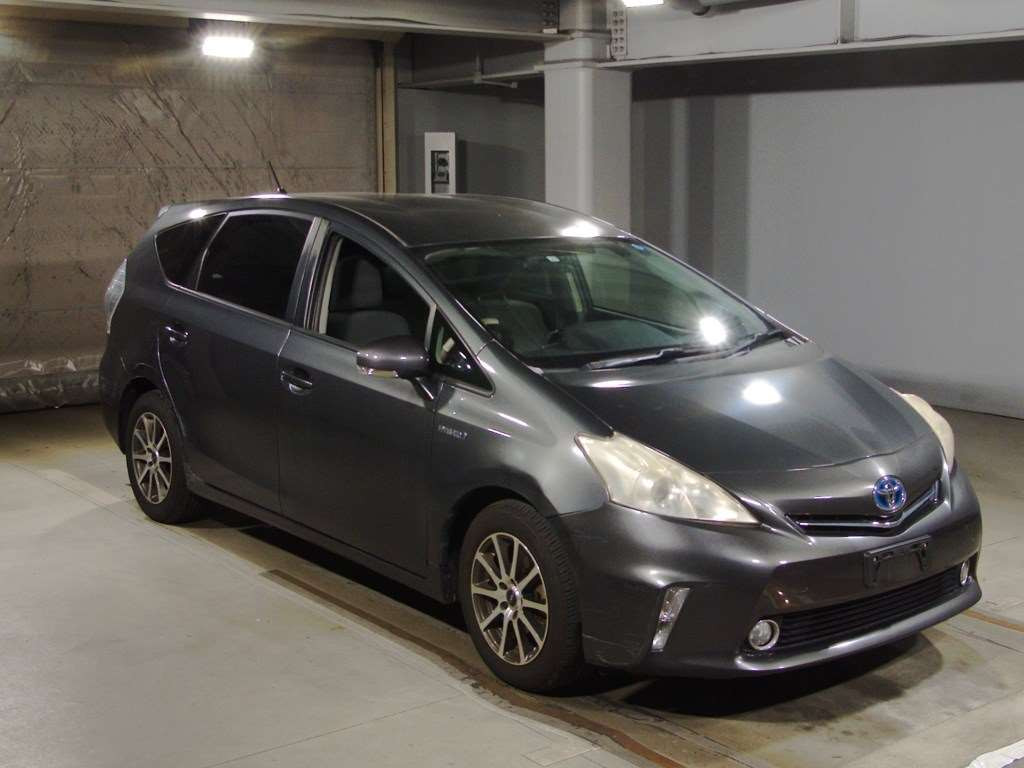 2011 Toyota Prius alpha ZVW41W[2]