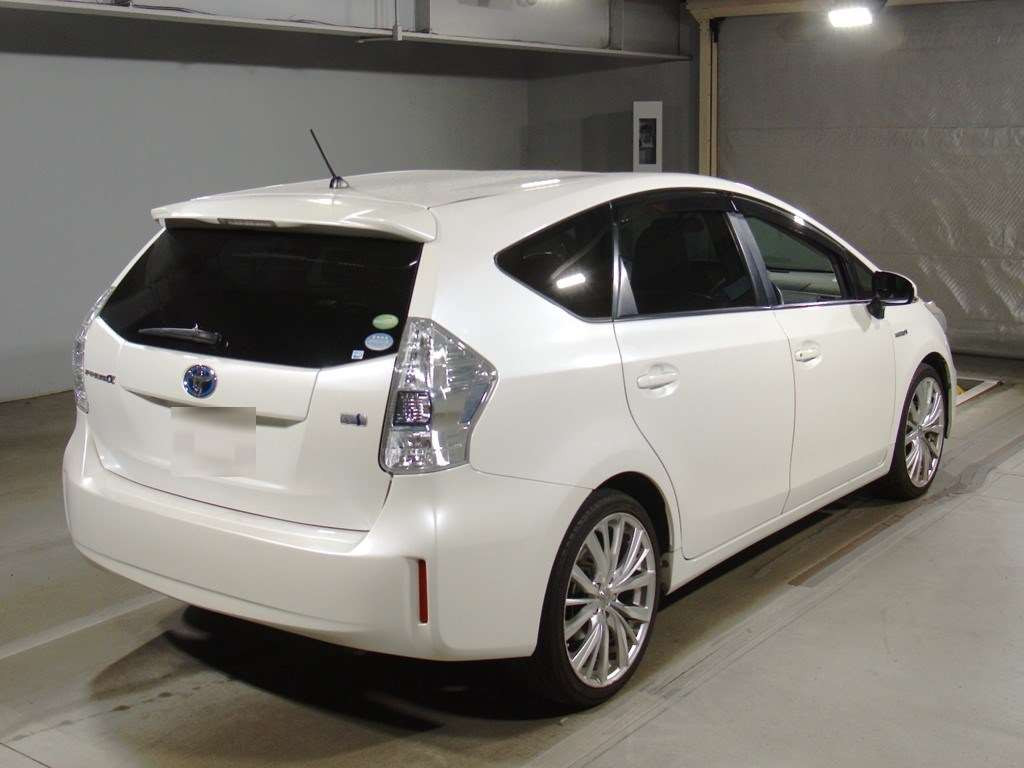 2012 Toyota Prius alpha ZVW40W[1]