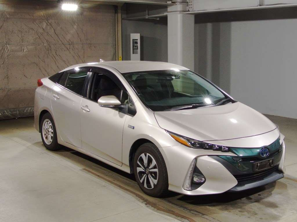 2019 Toyota Prius PHV ZVW52[2]