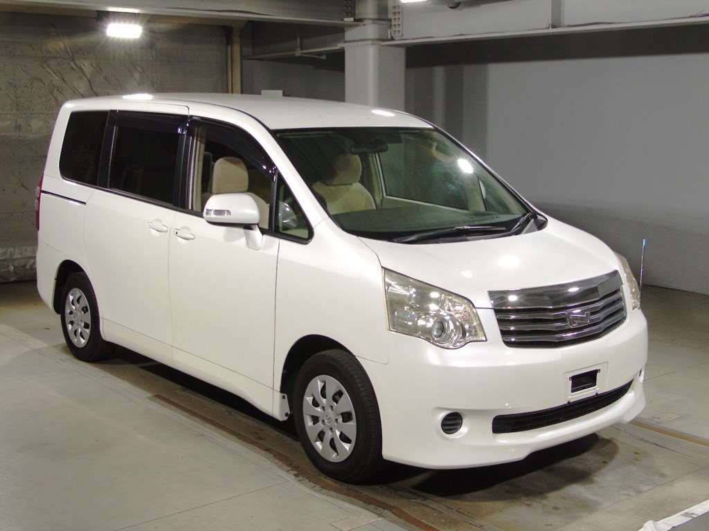 2010 Toyota Noah ZRR70G[2]