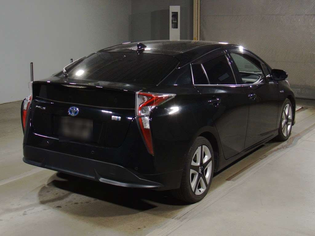 2016 Toyota Prius ZVW51[1]