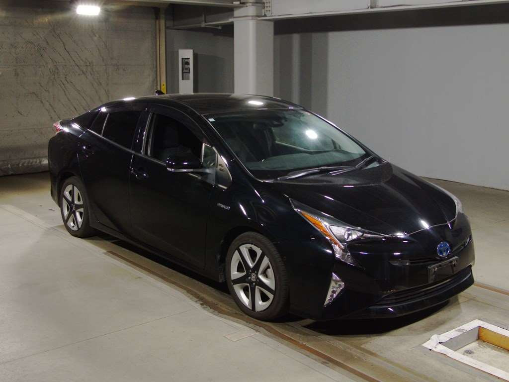 2016 Toyota Prius ZVW51[2]