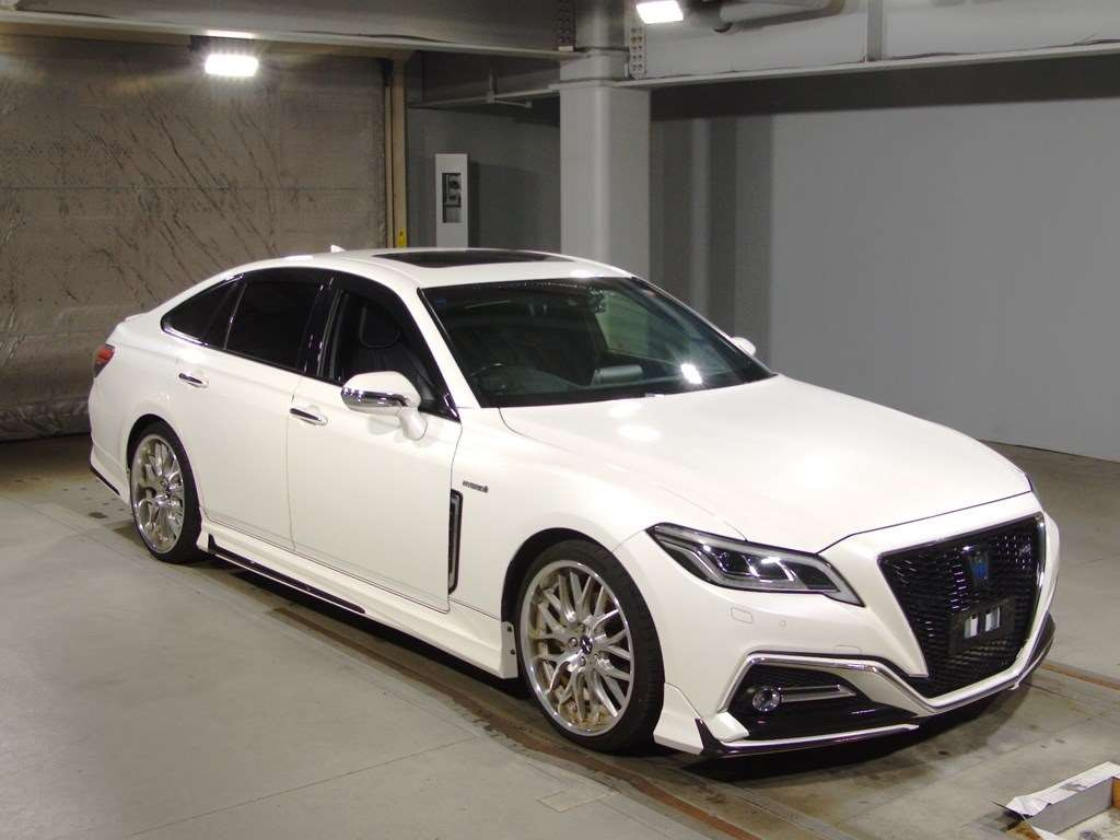 2018 Toyota Crown Hybrid AZSH20[2]