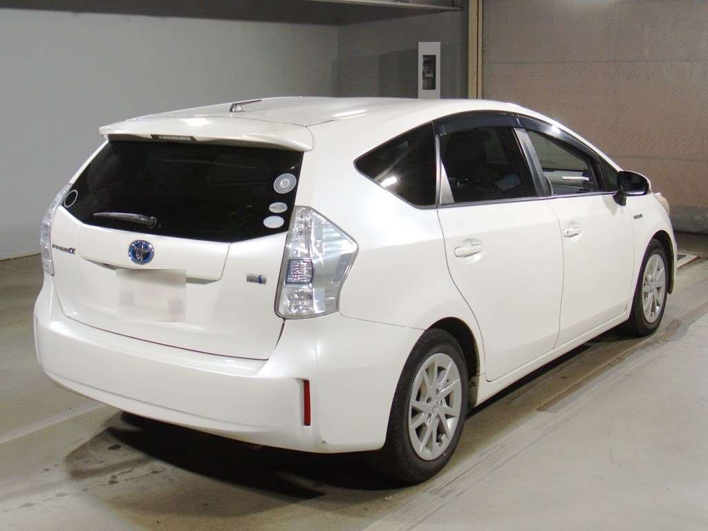 2011 Toyota Prius alpha ZVW41W[1]