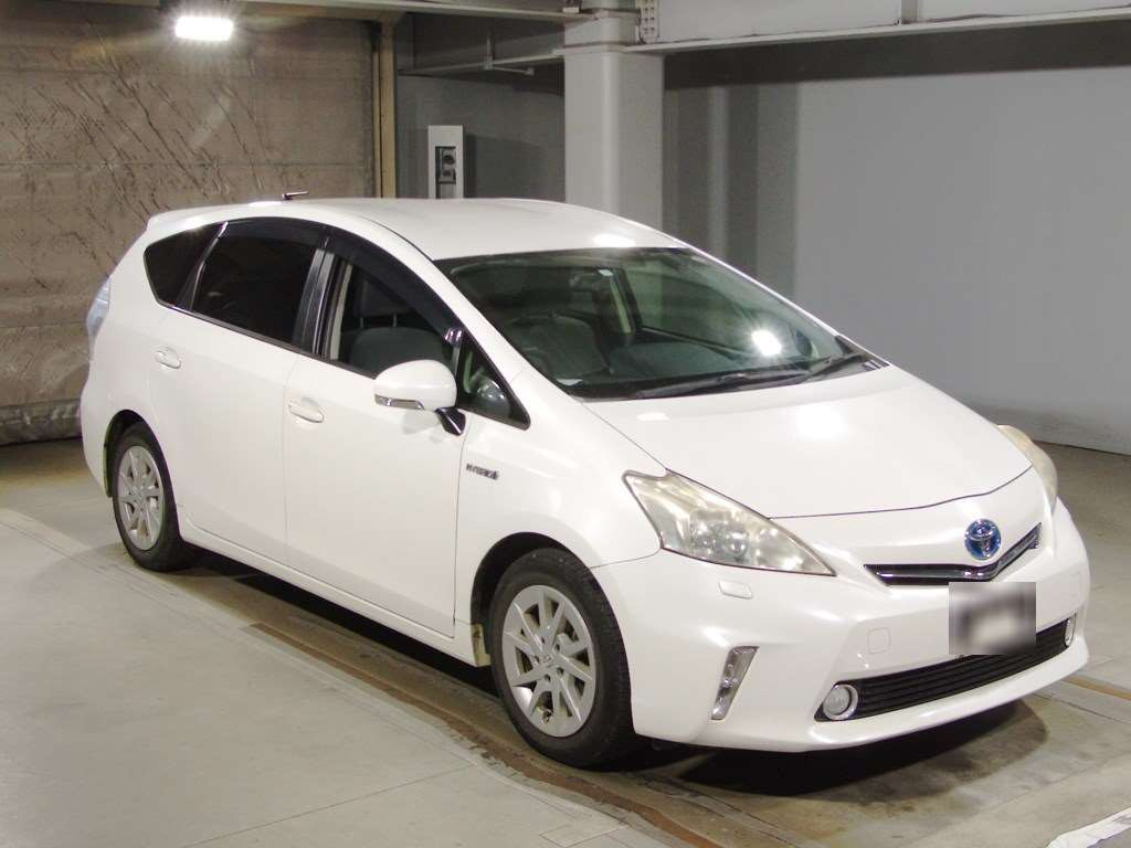 2011 Toyota Prius alpha ZVW41W[2]