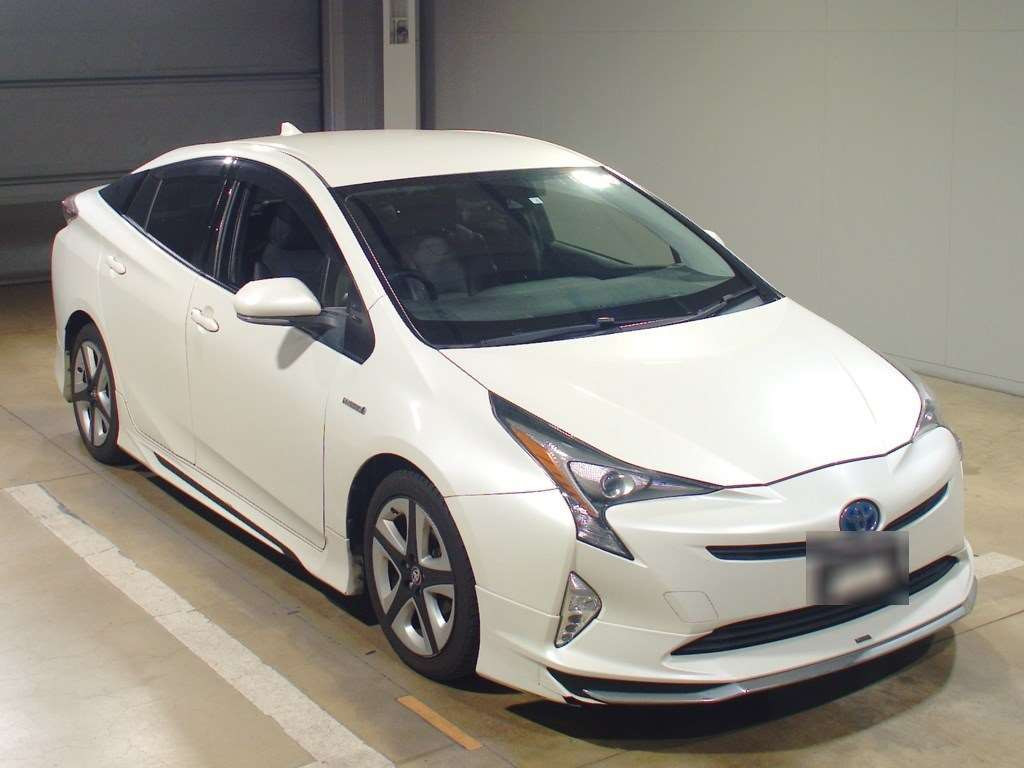 2016 Toyota Prius ZVW50[2]