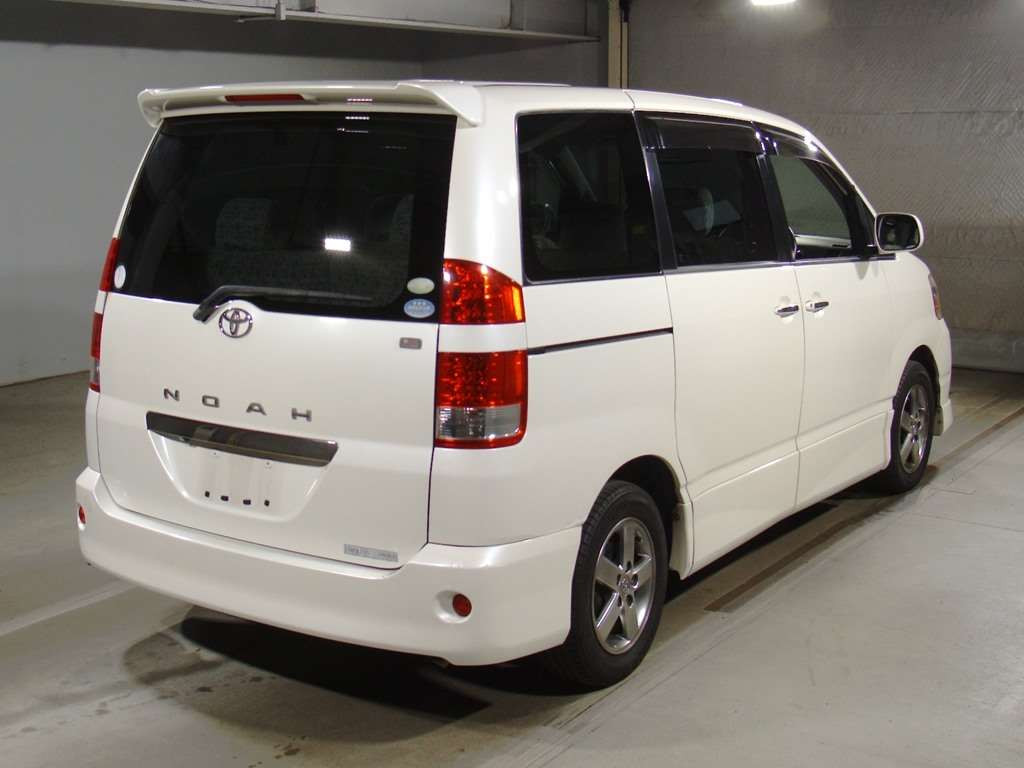 2004 Toyota Noah AZR60G[1]