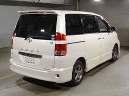 2004 Toyota Noah