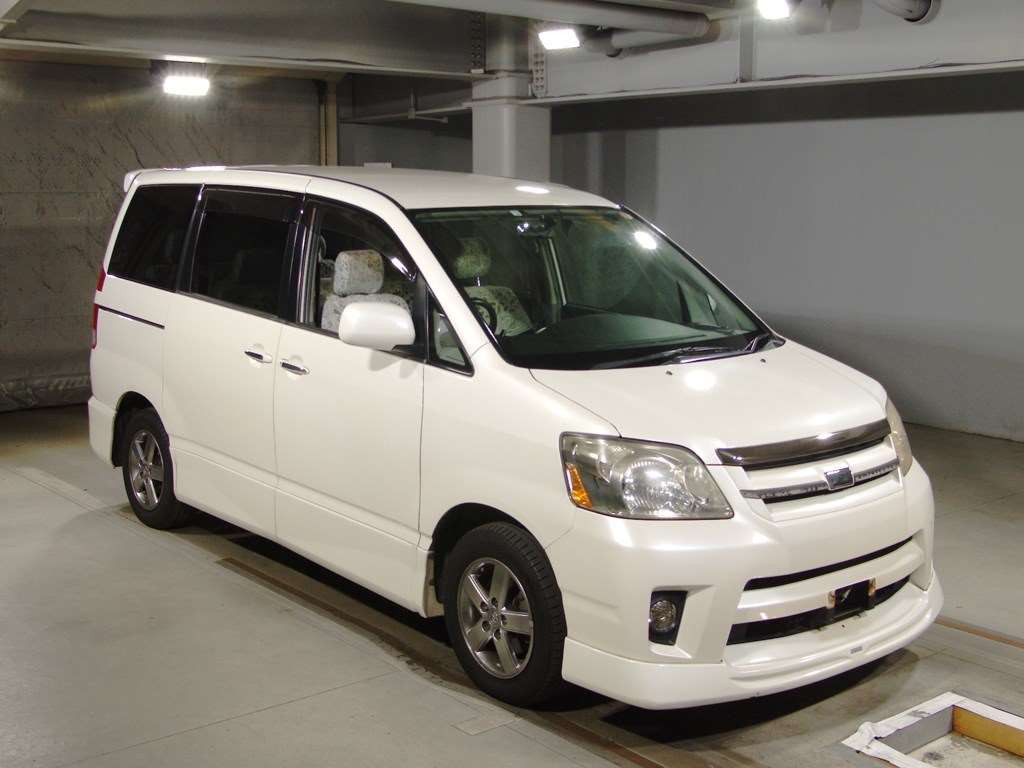 2004 Toyota Noah AZR60G[2]