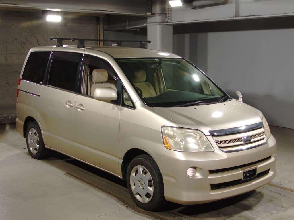 2006 Toyota Noah AZR60G[2]