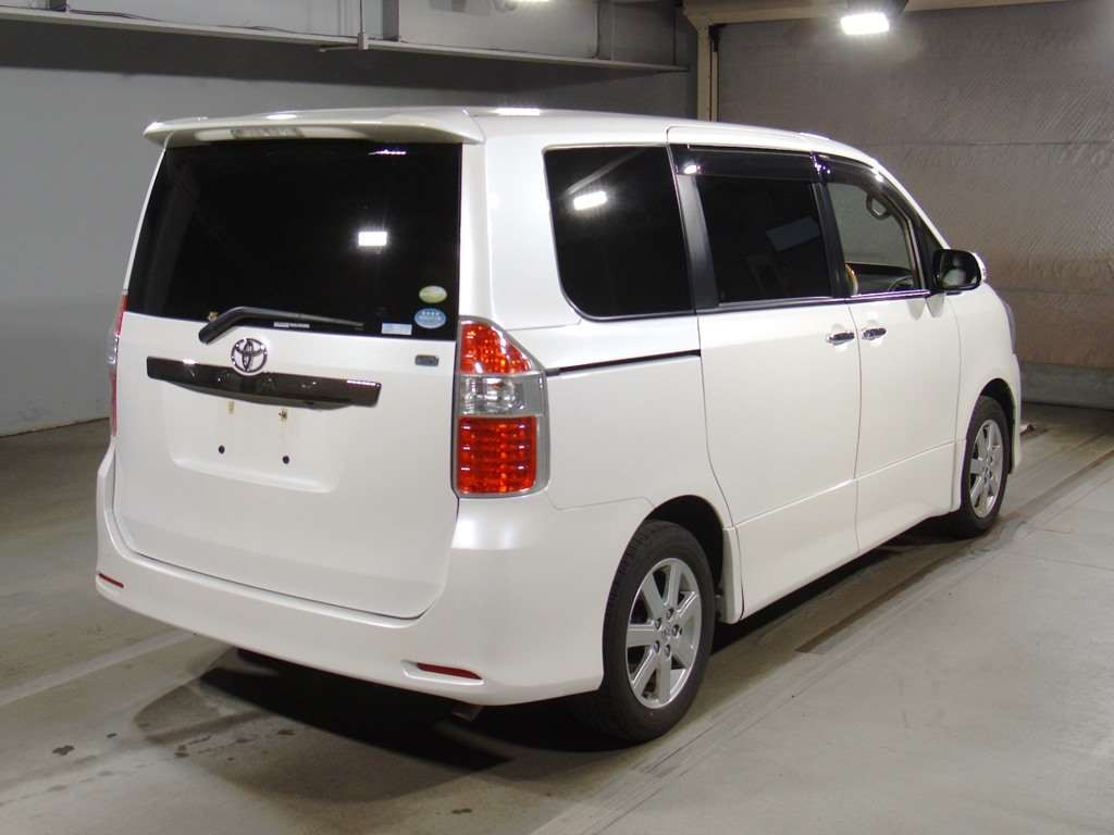 2009 Toyota Noah ZRR70W[1]