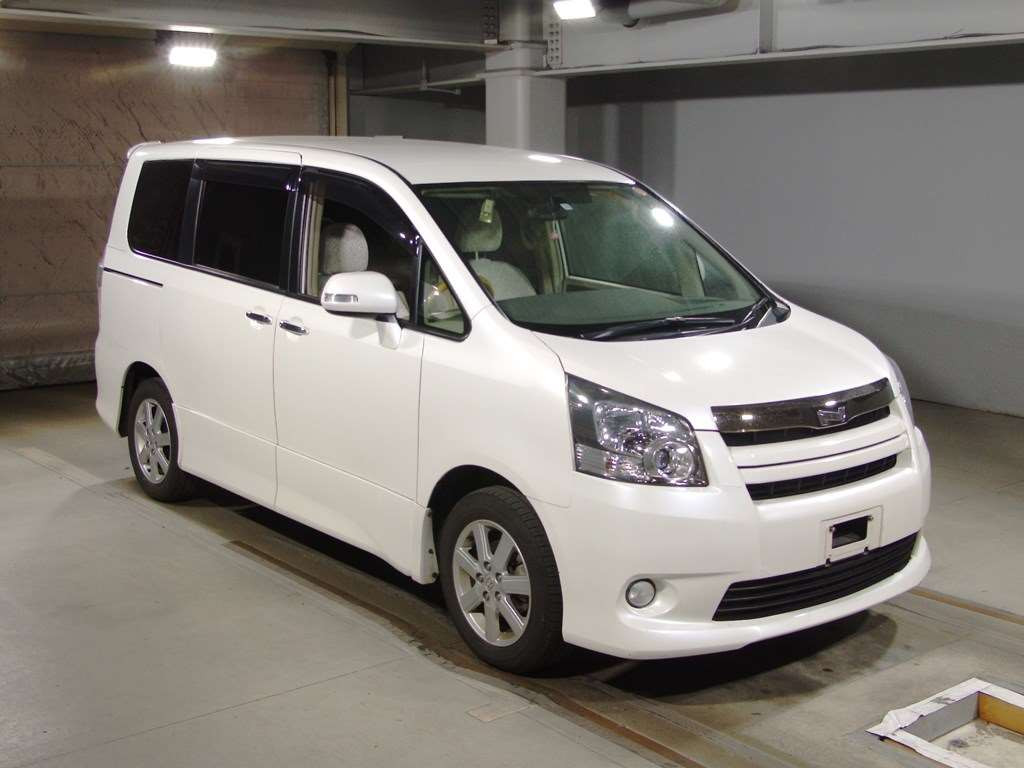 2009 Toyota Noah ZRR70W[2]