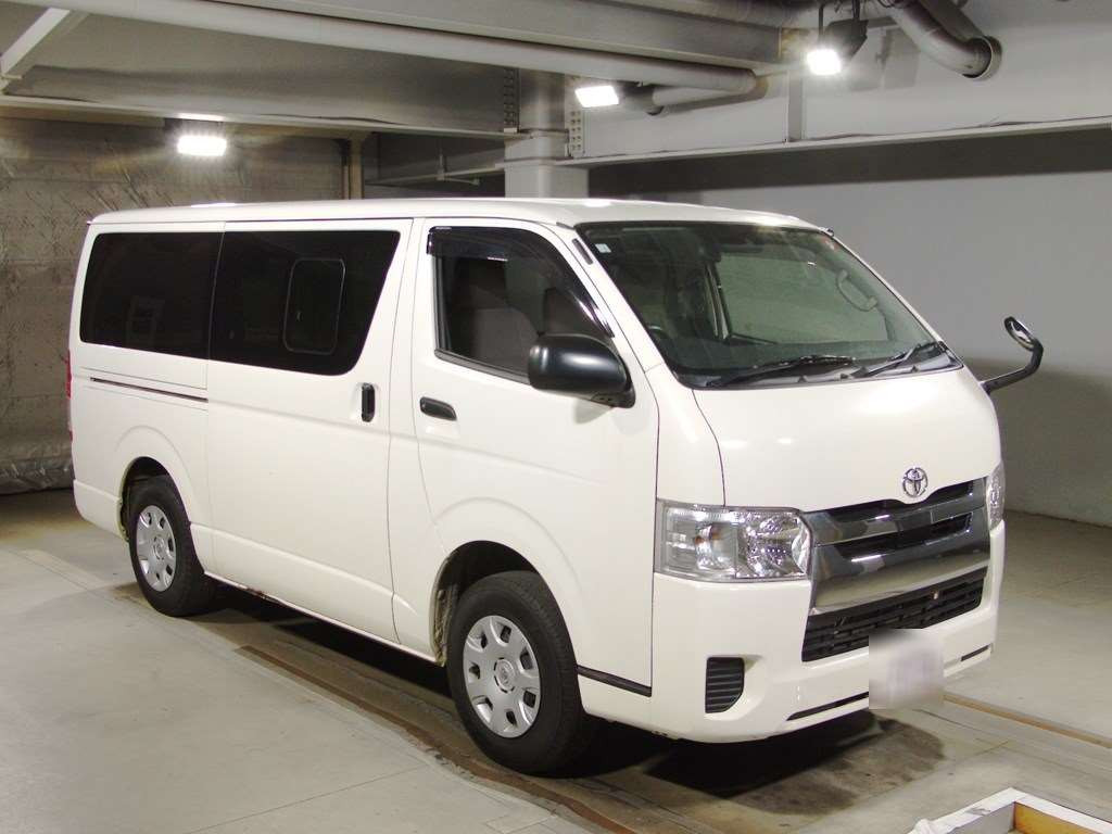 2018 Toyota Regiusace Van TRH200V[2]