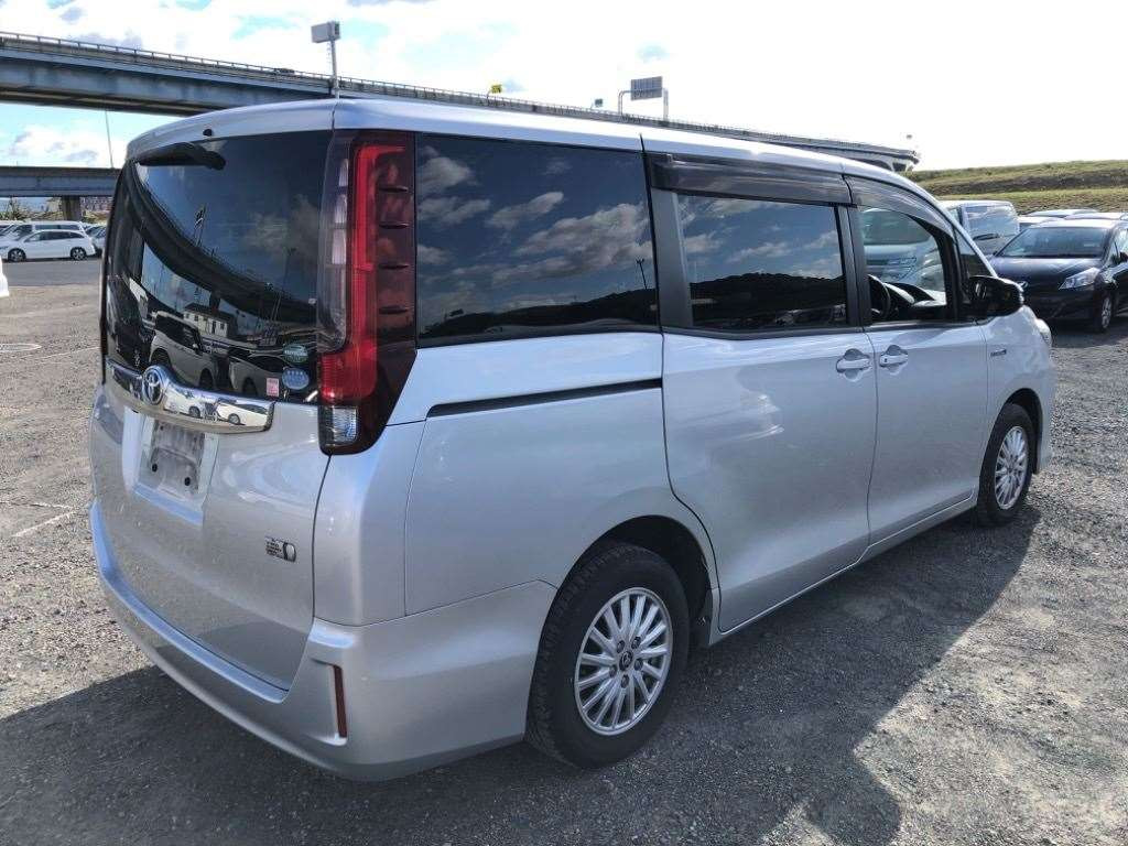 2016 Toyota Noah ZWR80G[1]