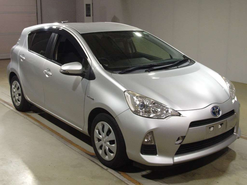 2014 Toyota Aqua NHP10[2]