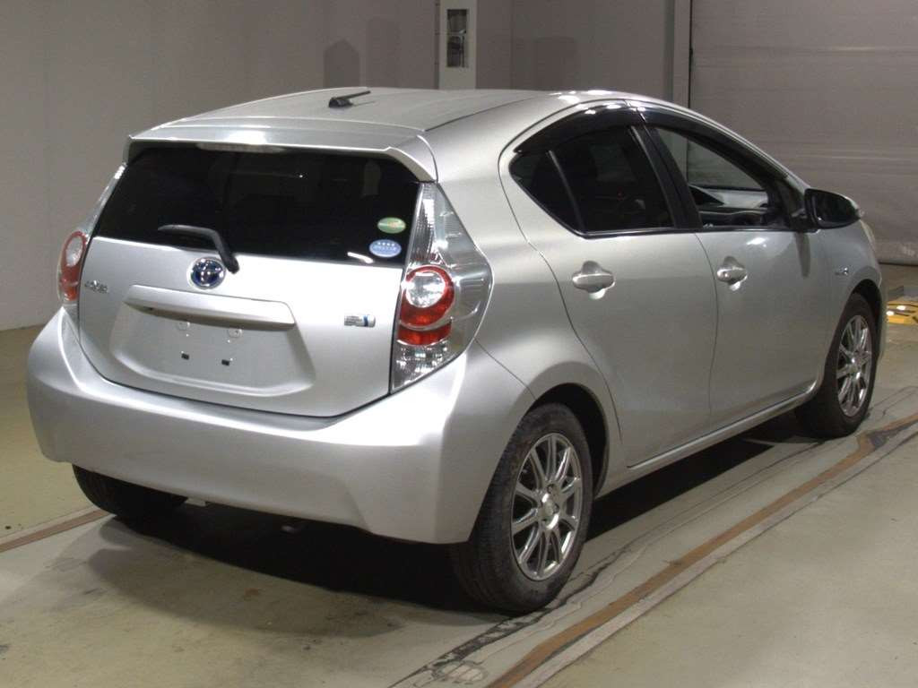 2013 Toyota Aqua NHP10[1]