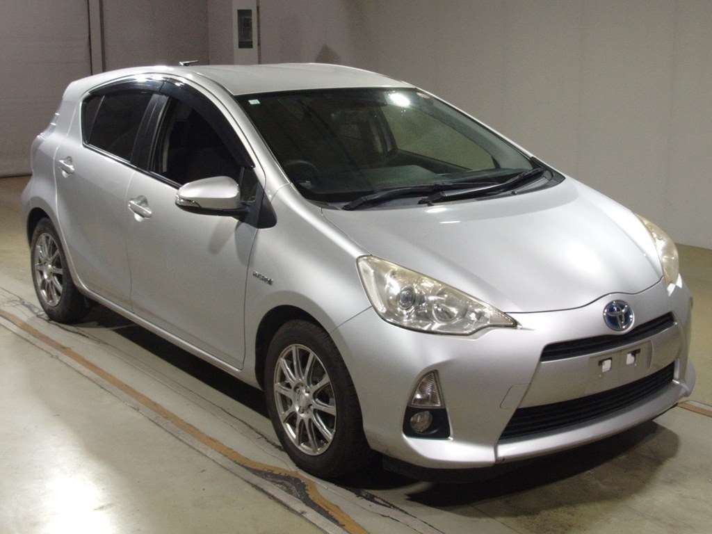 2013 Toyota Aqua NHP10[2]