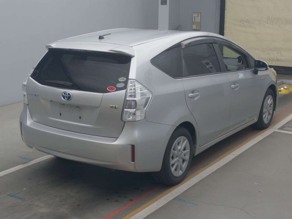 2013 Toyota Prius alpha ZVW41W[1]