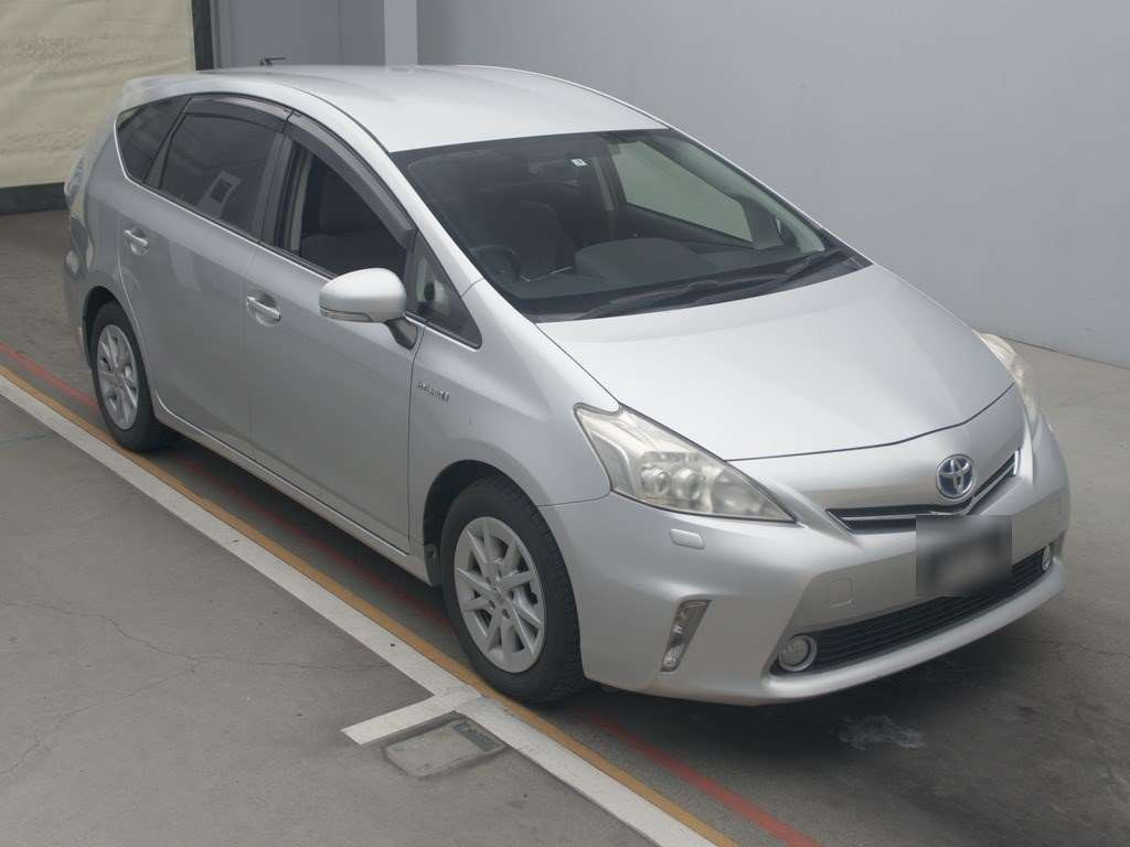 2013 Toyota Prius alpha ZVW41W[2]