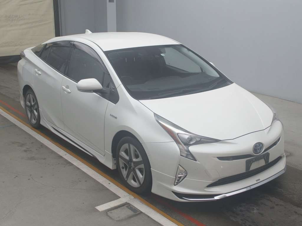 2015 Toyota Prius ZVW51[2]