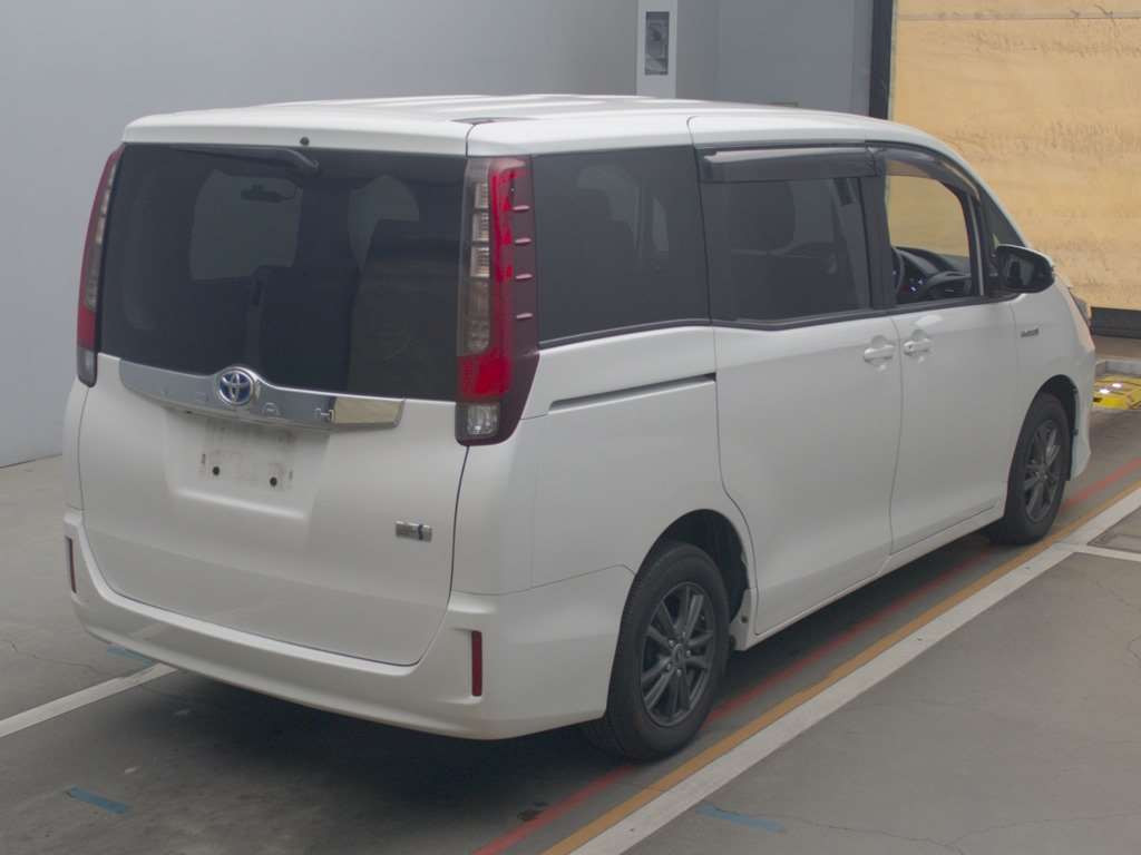 2014 Toyota Noah ZWR80G[1]