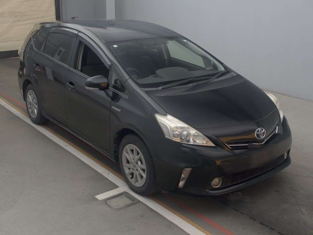 2013 Toyota Prius alpha ZVW41W[2]