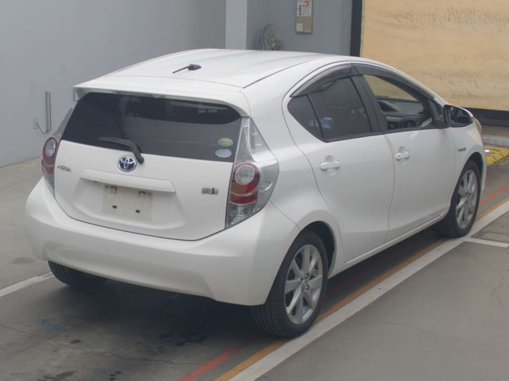 2012 Toyota Aqua NHP10[1]