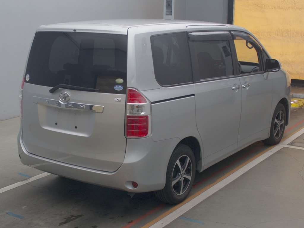 2010 Toyota Noah ZRR70G[1]