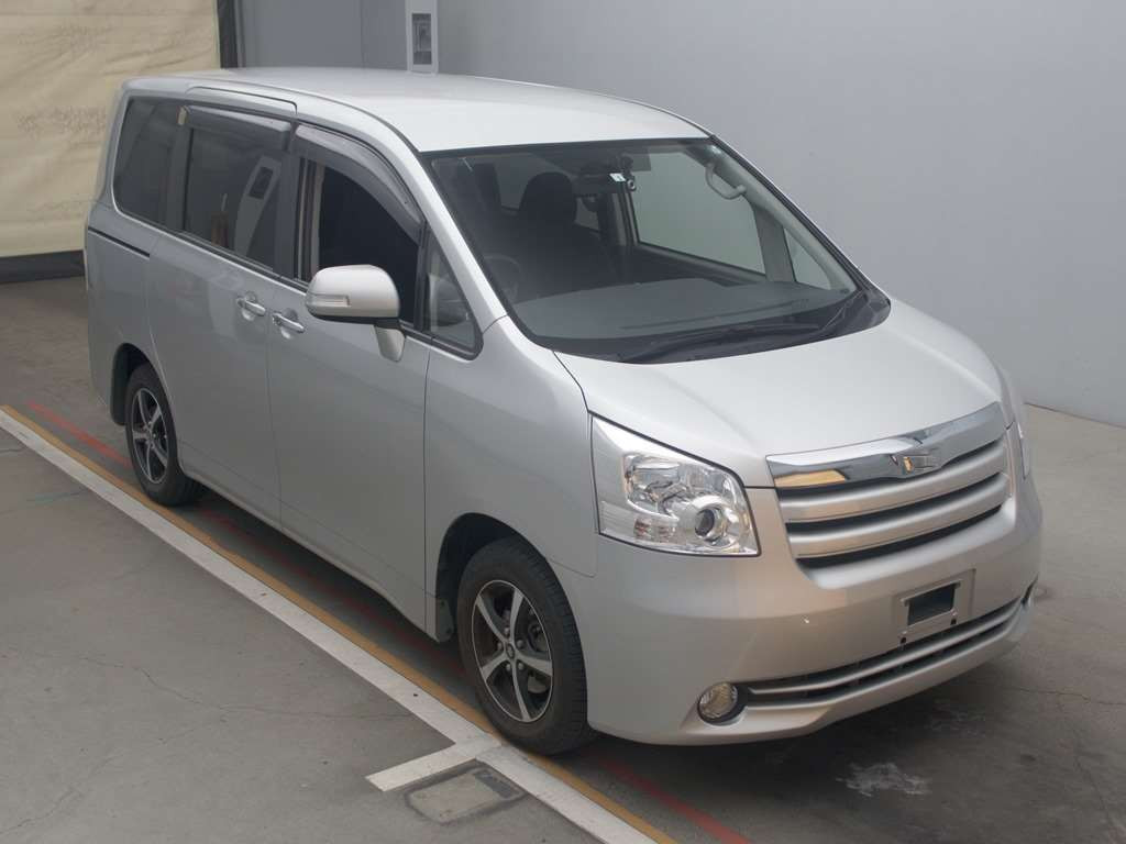 2010 Toyota Noah ZRR70G[2]