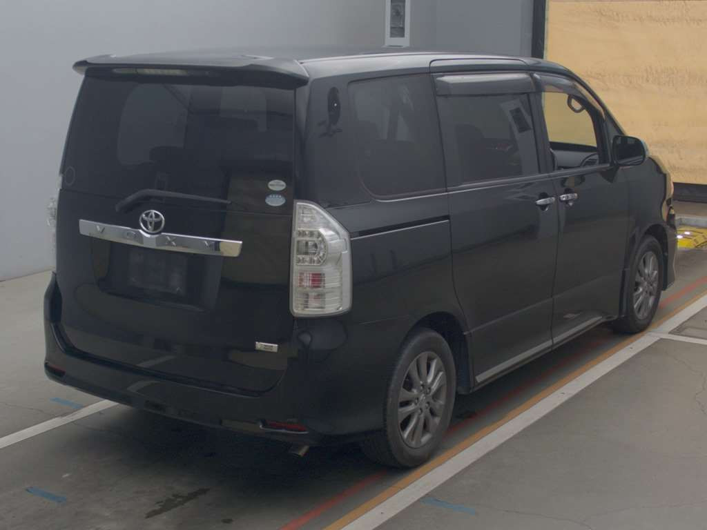 2011 Toyota Voxy ZRR70W[1]