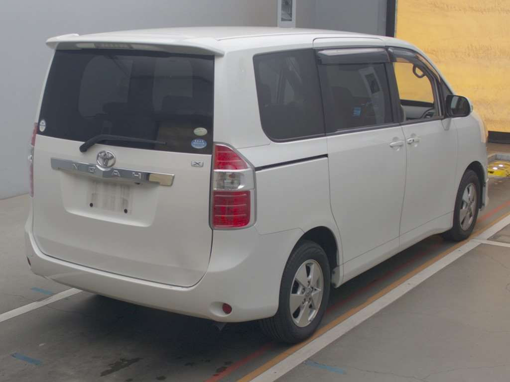 2007 Toyota Noah ZRR70G[1]