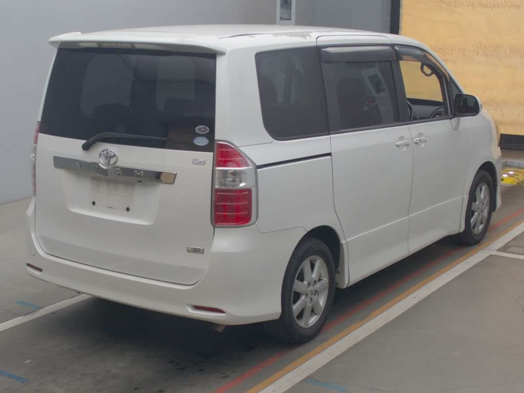 2010 Toyota Noah ZRR70W[1]