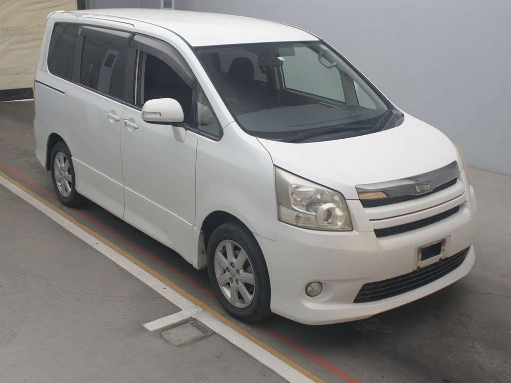 2010 Toyota Noah ZRR70W[2]