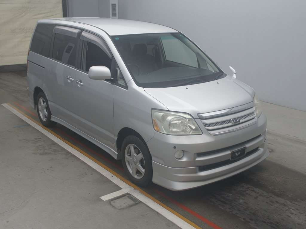 2006 Toyota Noah AZR60G[2]