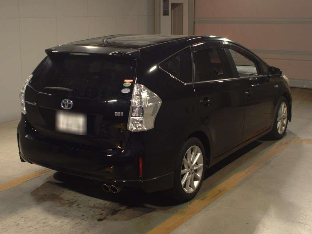 2013 Toyota Prius alpha ZVW40W[1]