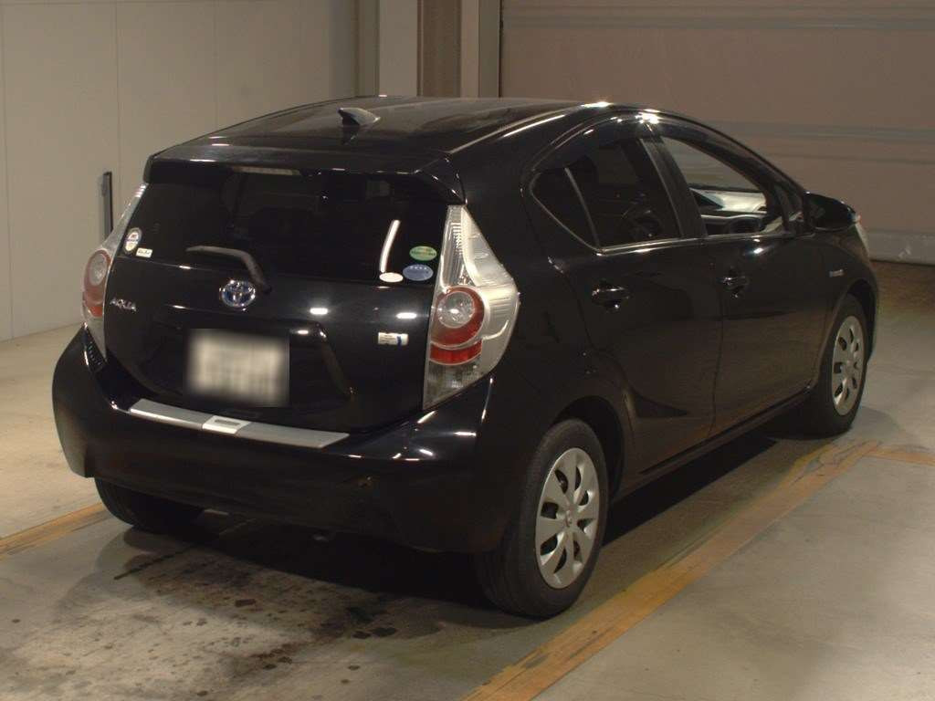 2013 Toyota Aqua NHP10[1]